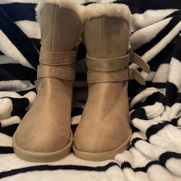 Tan and fur boots Size: 9 1/2 - Picture 2 of 4